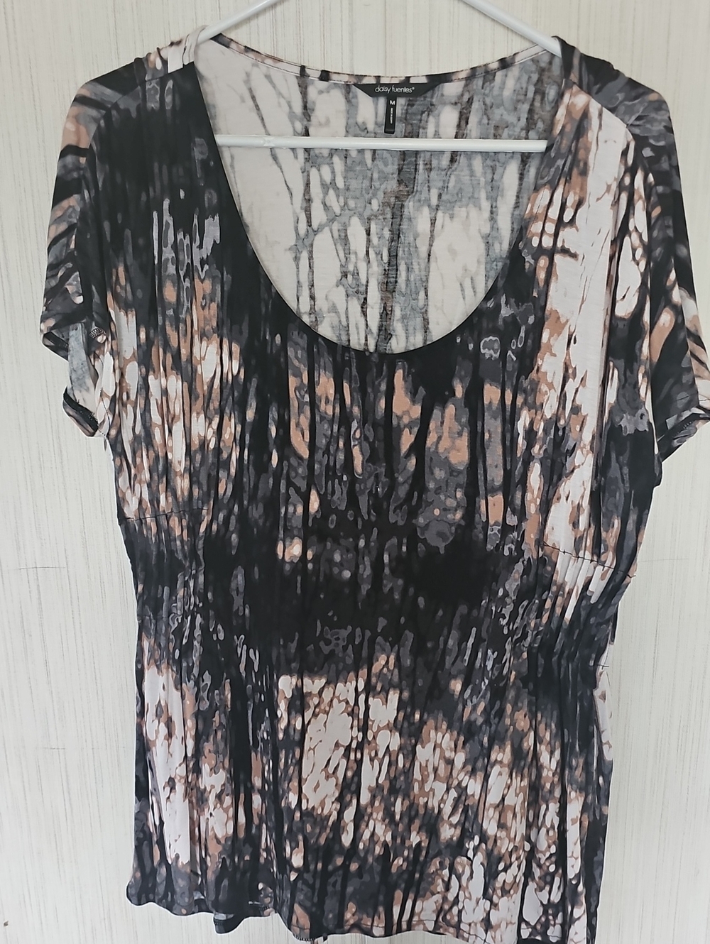 Daisy Fuentes Black & Beige Tie-Dye Short Sleeve Scoop Neck Top